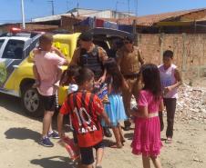 Crianças de comunidades carentes recebem visita de policiais militares no último fim de semana, em Fazenda Rio Grande (RMC) 