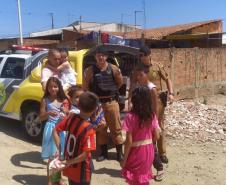 Crianças de comunidades carentes recebem visita de policiais militares no último fim de semana, em Fazenda Rio Grande (RMC) 