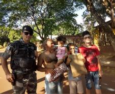 Policiais militares de Maringá promovem a Operação Sorriso e levam brinquedos para crianças