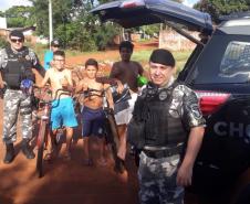 Policiais militares de Maringá promovem a Operação Sorriso e levam brinquedos para crianças