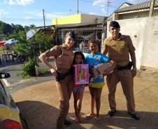 Policiais militares de Maringá promovem a Operação Sorriso e levam brinquedos para crianças