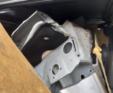 PM desmantela barracão de desmanche de carros roubados em Mandirituba, na RMC