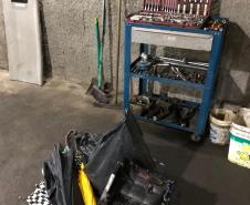 PM desmantela barracão de desmanche de carros roubados em Mandirituba, na RMC