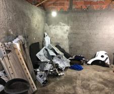 PM desmantela barracão de desmanche de carros roubados em Mandirituba, na RMC