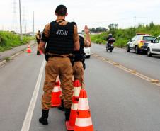 Mais de 240 policiais militares estão atuando na 2ª fase da Operação Todos Por um no bairro Cidade Industrial de Curitiba (CIC)