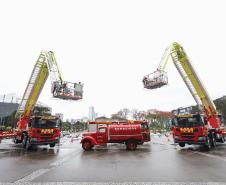 Bombeiros recebem plataformas para combate a incêndio em grandes alturas