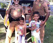 Unidade da PM da Lapa (PR) presenteia mais de 80 crianças com doces e presentes
