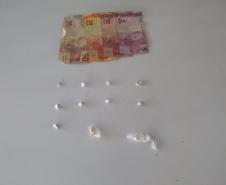 PM encaminha adolescente e prende homem por tráfico de drogas em Cambé (PR)
