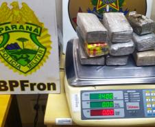 Motociclista é preso após ser flagrado com mais de 3 quilos de maconha na Ponte Internacional da Amizade, em Foz do Iguaçu (PR)