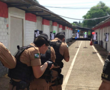 Policiais militares do 3° BPM participam de instrução prática de tiro policial em Pato Branco (PR)