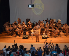 Banda sinfônica da PM toca músicas tema de personagens de histórias em quadrinhos em apresentações beneficentes no Norte do Paraná