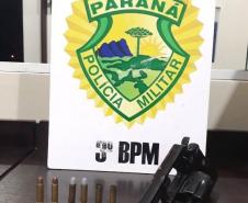Em situações distintas, PM encaminha três pessoas e apreende quase cinco quilos de maconha e uma arma de fogo
