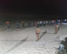PM e GM atuam junto no desmanche de uma festa clandestina em Matinhos (PR)