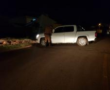 Homem tenta fugir de abordagem policial, mas é preso transportando cigarros em veículo roubado no Oeste do estado