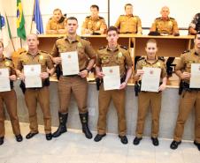 Oficiais da PM recebem a Carta Patente do 1º Posto durante solenidade em Curitiba