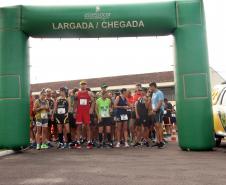 Dezenas de atletas participam do Desafio 10 Km do 17º Batalhão de Polícia Militar em São José dos Pinhais, na RMC