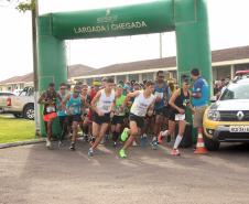 Dezenas de atletas participam do Desafio 10 Km do 17º Batalhão de Polícia Militar em São José dos Pinhais, na RMC