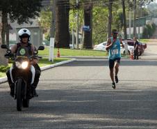 Dezenas de atletas participam do Desafio 10 Km do 17º Batalhão de Polícia Militar em São José dos Pinhais, na RMC