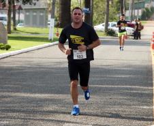 Dezenas de atletas participam do Desafio 10 Km do 17º Batalhão de Polícia Militar em São José dos Pinhais, na RMC