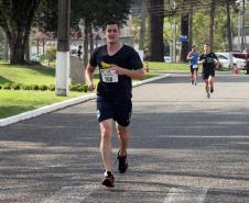 Dezenas de atletas participam do Desafio 10 Km do 17º Batalhão de Polícia Militar em São José dos Pinhais, na RMC