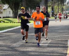 Dezenas de atletas participam do Desafio 10 Km do 17º Batalhão de Polícia Militar em São José dos Pinhais, na RMC