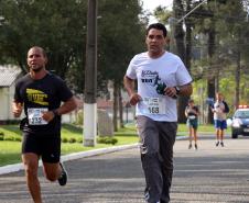 Dezenas de atletas participam do Desafio 10 Km do 17º Batalhão de Polícia Militar em São José dos Pinhais, na RMC