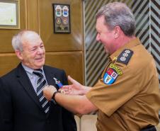 Comandante-Geral da PM entrega medalha de Mérito de Ensino a tenente-coronel da Reserva Remunerada 