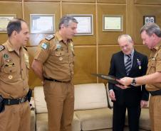 Comandante-Geral da PM entrega medalha de Mérito de Ensino a tenente-coronel da Reserva Remunerada 