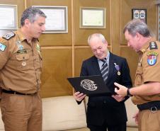 Comandante-Geral da PM entrega medalha de Mérito de Ensino a tenente-coronel da Reserva Remunerada 