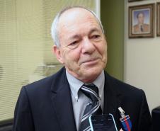 Comandante-Geral da PM entrega medalha de Mérito de Ensino a tenente-coronel da Reserva Remunerada 