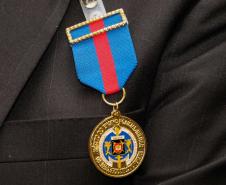 Comandante-Geral da PM entrega medalha de Mérito de Ensino a tenente-coronel da Reserva Remunerada 