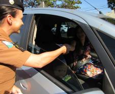 Policiais militares fazem blitz de conscientização para prevenção ao câncer de mama em Cianorte (PR) 