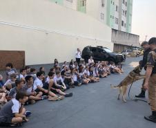 Crianças do colégio CEC visitam sede da 5ª CIPM em Cianorte (PR)