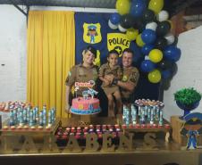 Policiais militares fazem surpresa durante aniversário em Cianorte, no Noroeste do estado
