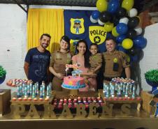 Policiais militares fazem surpresa durante aniversário em Cianorte, no Noroeste do estado