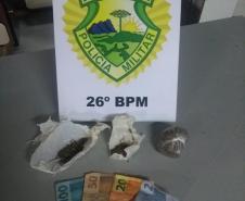 Nos Campos Gerais, PM encaminha seis pessoas e apreende drogas e arma de fogo