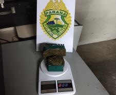 Nos Campos Gerais, PM encaminha seis pessoas e apreende drogas e arma de fogo
