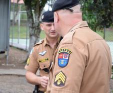 Policiais militares do 17º Batalhão fazem surpresa para garoto fã da Polícia Militar em São José dos Pinhais (RMC)