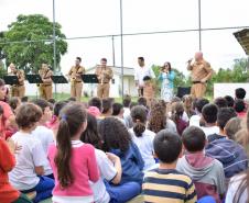 Policiais militares do 17º Batalhão fazem surpresa para garoto fã da Polícia Militar em São José dos Pinhais (RMC)