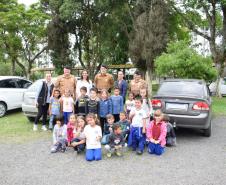 Policiais militares do 17º Batalhão fazem surpresa para garoto fã da Polícia Militar em São José dos Pinhais (RMC)