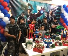 Policiais militares do Choque de Londrina são convidados para aniversário de menino que sonha em ser policial 
