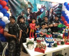 Policiais militares do Choque de Londrina são convidados para aniversário de menino que sonha em ser policial 