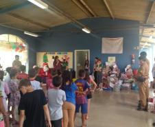 Batalhão da PM realiza 1ª edição de distribuição de presentes de Natal em escola municipal de Guarapuava (PR)