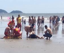 Bombeiros e tripulação do BPMOA salvam três pessoas que se afogaram em Guaratuba (PR)