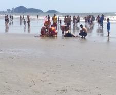 Bombeiros e tripulação do BPMOA salvam três pessoas que se afogaram em Guaratuba (PR)