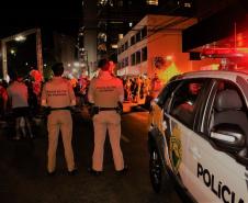 Policiais militares reforçam o policiamento durante o desfile de Natal de Pato Branco (PR)