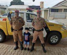 Militares estaduais visitam pequeno fã da polícia em Campo Mourão (PR)