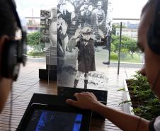 visitantes no museu do holocausto assistindo uma explanação sobre a exposição