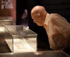 visitante no museu do holocausto olhando documentos
