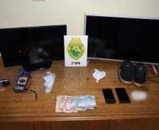 PM apreende drogas, armas e recupera eletroeletrônicos em situações distintas no Norte do estado